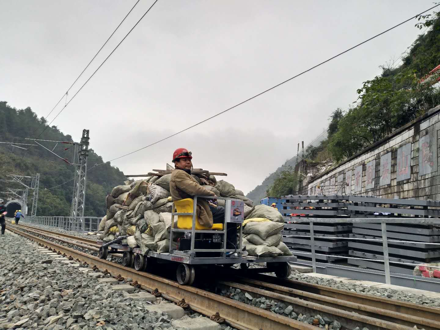 隧治新能源軌道車既有線施工現場